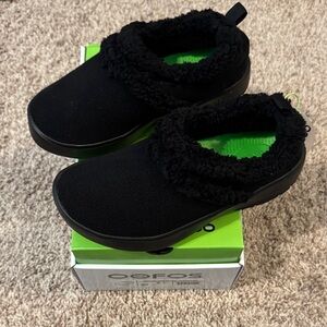 OOFOS Black Fuzzy Clog Shoes